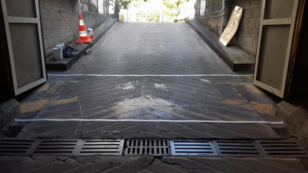 Nettoyage haute pression d'une rampe d'accès de parking