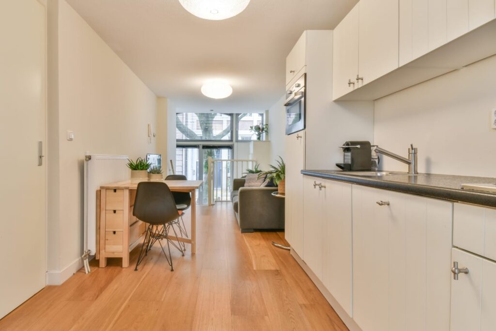 Cuisine ouverte et salon impeccables après intervention de nettoyage