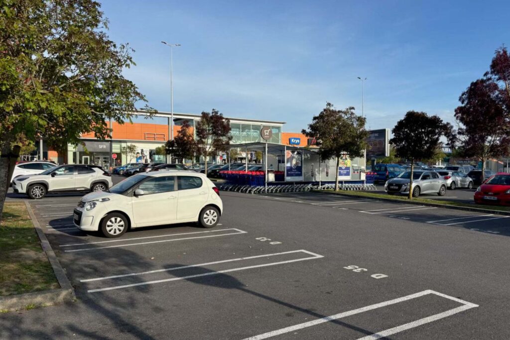 Nettoyage et entretien de parking extérieur de supermarché