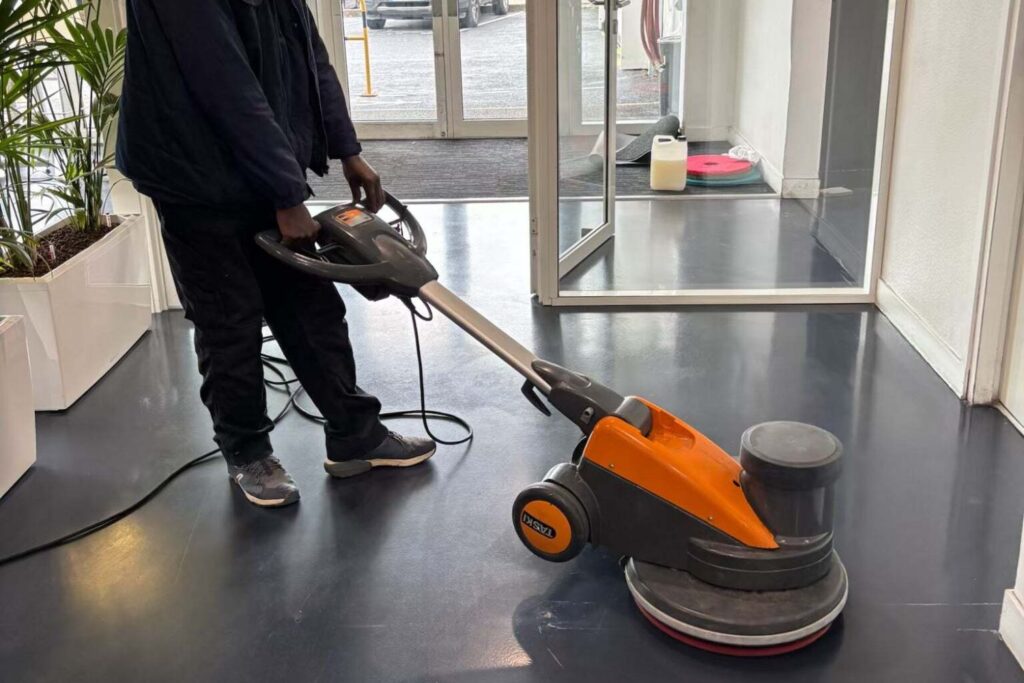 Agent SPN NET décapant le sol avec une machine monobrosse