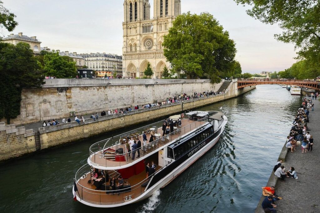 Nettoyage de bateaux de croisière sur la Seine face à Notre-Dame