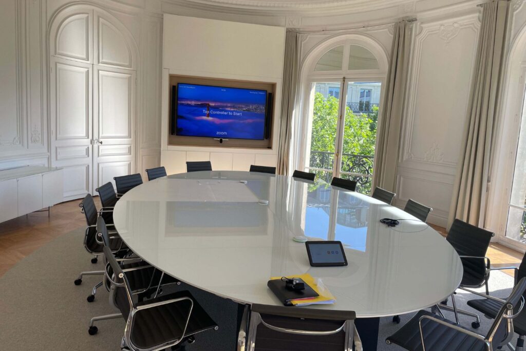 Salle de réunion haut de gamme propre et prête pour une présentation