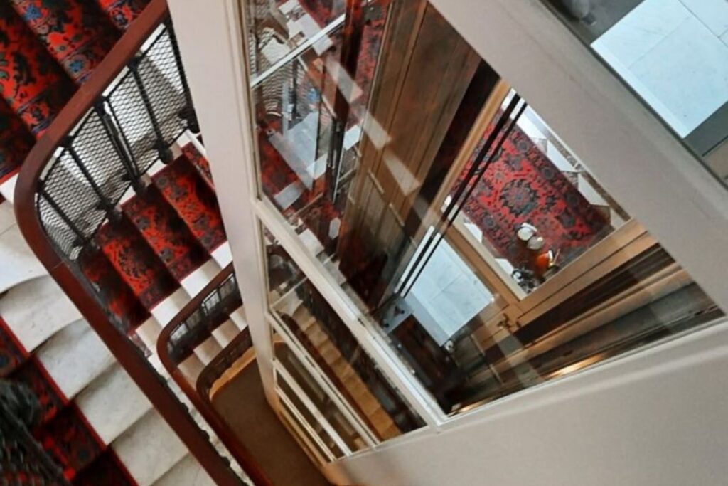 Nettoyage en plongée d'une cage d'escalier d'immeuble