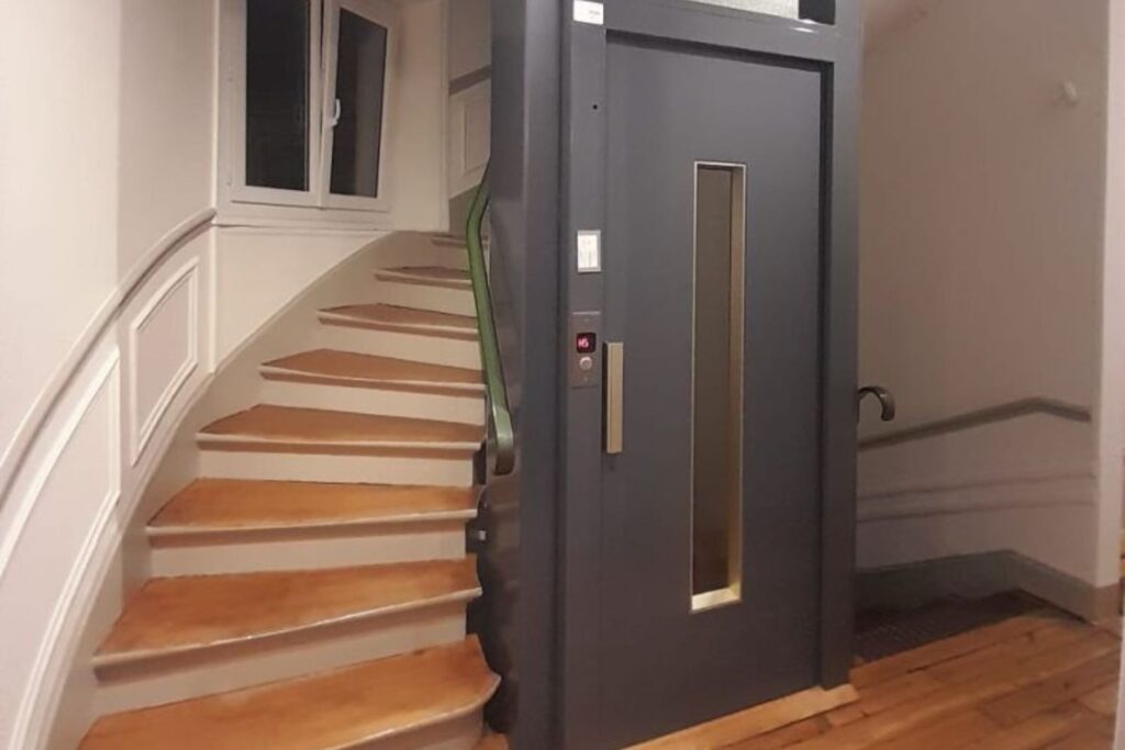 Propreté du palier d'un immeuble résidentiel avec ascenseur