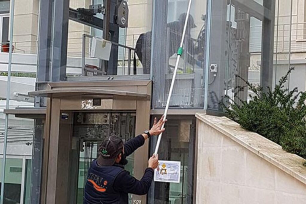 Lavage de vitres en extérieur avec perche télescopique