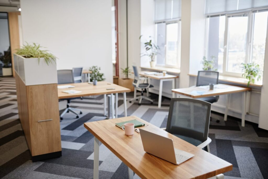 Bureaux d'entreprise propres et bien rangés après intervention
