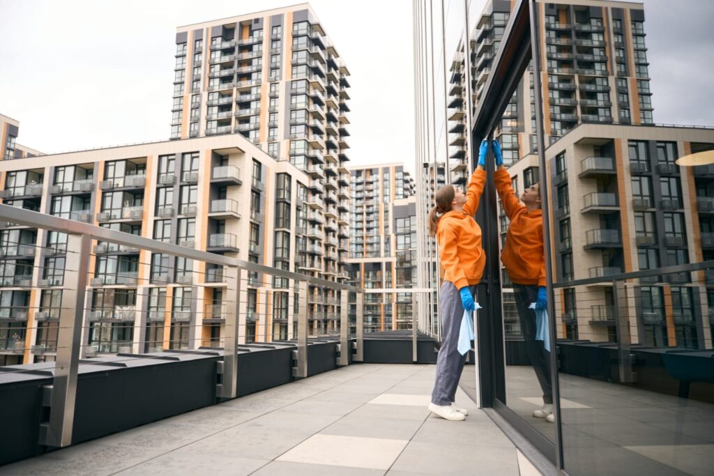 Lavage de vitres extérieures sur la terrasse d'un grand immeuble