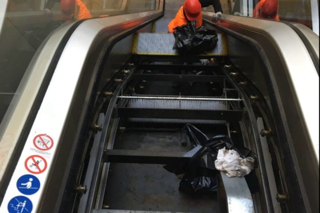 Nettoyage mécanique en profondeur des rouages d'un escalator