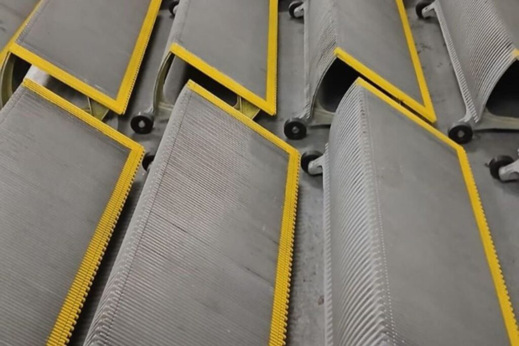 Nettoyage des marches d'escalator avec bordures jaunes de sécurité