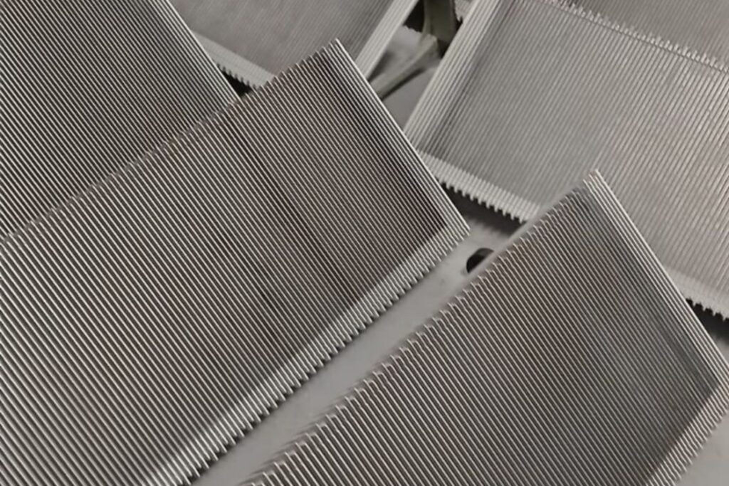 Détail des marches métalliques d'un escalator nettoyées