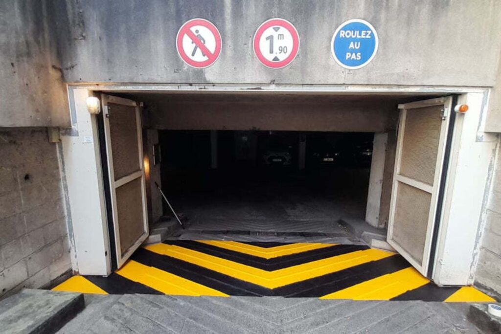 Signalétique de sécurité peinte au sol d'un parking souterrain