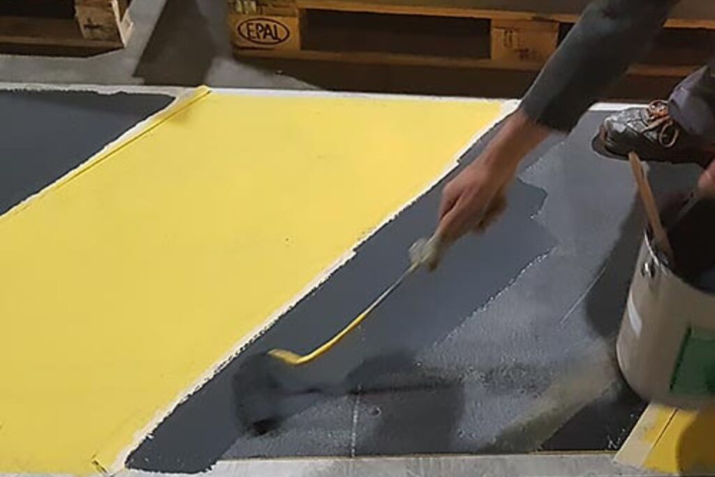 Application de peinture jaune pour marquage au sol industriel