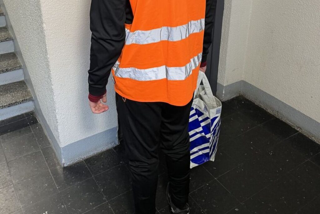 Agent d'entretien en gilet haute visibilité assurant le portage