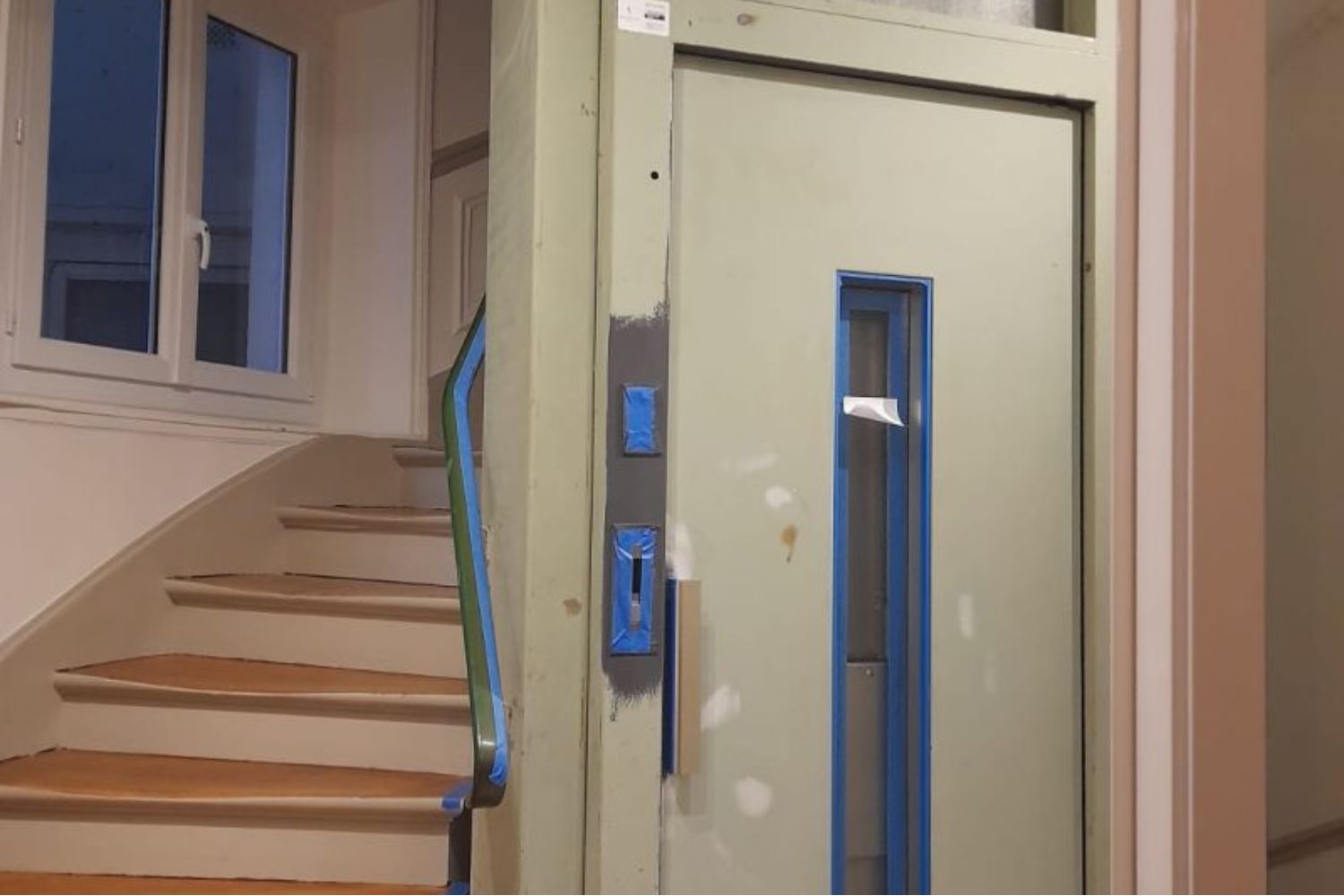 Entretien de l'intérieur d'une cabine d'ascenseur en copropriété